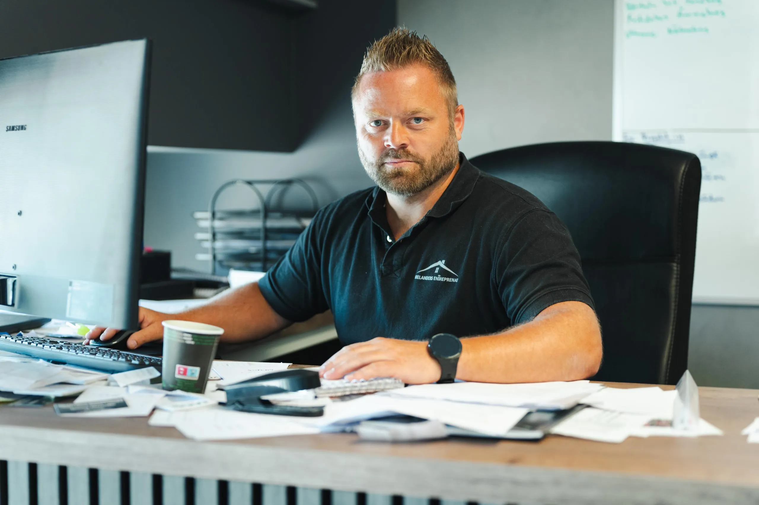 Tommy Melander, VD och grundare, vid sitt skrivbord